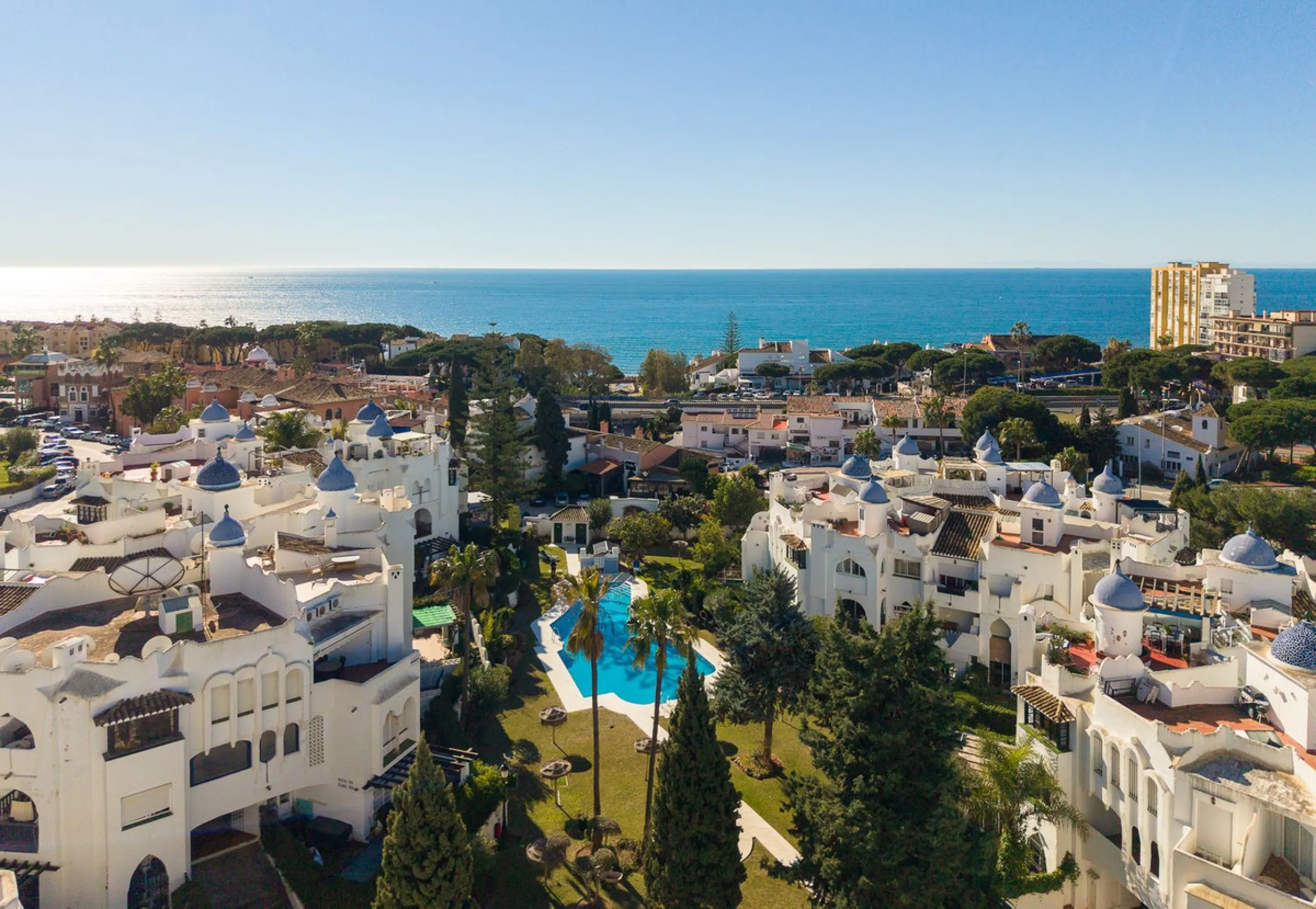 Beautifully Refurbished 2-Bedroom Apartment Located in the heart of Calahonda within the highly sought-after Centro Comercial El Zoco area, this beautifully refurbished 2-bedroom, 1-bathroom apartment offers the perfect blend of comfort, style, and conven