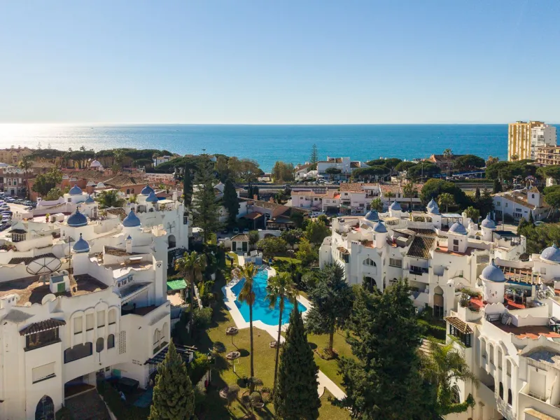 Beautifully Refurbished 2-Bedroom Apartment Located in the heart of Calahonda within the highly sought-after Centro Comercial El Zoco area, this beautifully refurbished 2-bedroom, 1-bathroom apartment offers the perfect blend of comfort, style, and conven