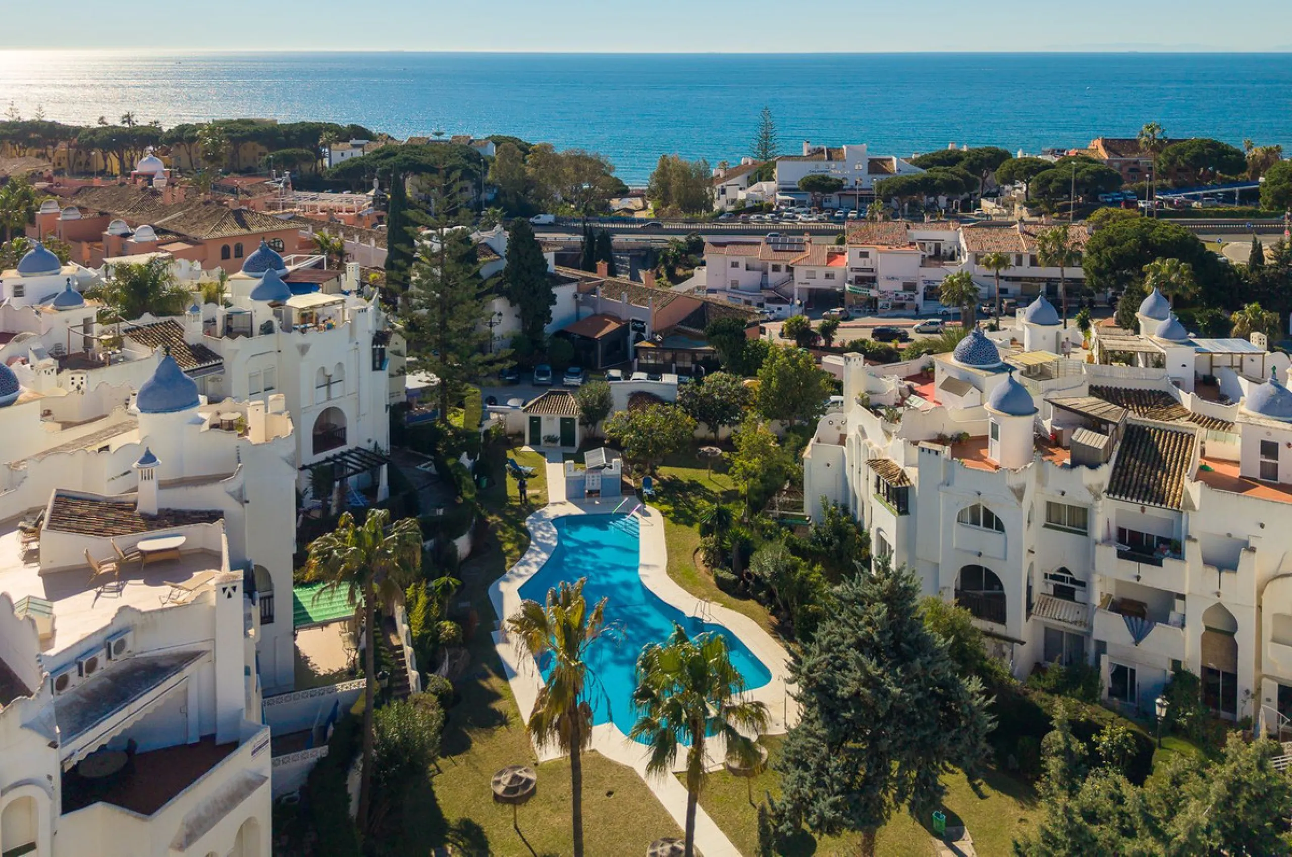 Beautifully Refurbished 2-Bedroom Apartment Located in the heart of Calahonda within the highly sought-after Centro Comercial El Zoco area, this beautifully refurbished 2-bedroom, 1-bathroom apartment offers the perfect blend of comfort, style, and conven