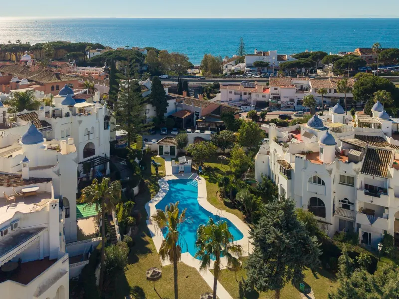 Beautifully Refurbished 2-Bedroom Apartment Located in the heart of Calahonda within the highly sought-after Centro Comercial El Zoco area, this beautifully refurbished 2-bedroom, 1-bathroom apartment offers the perfect blend of comfort, style, and conven