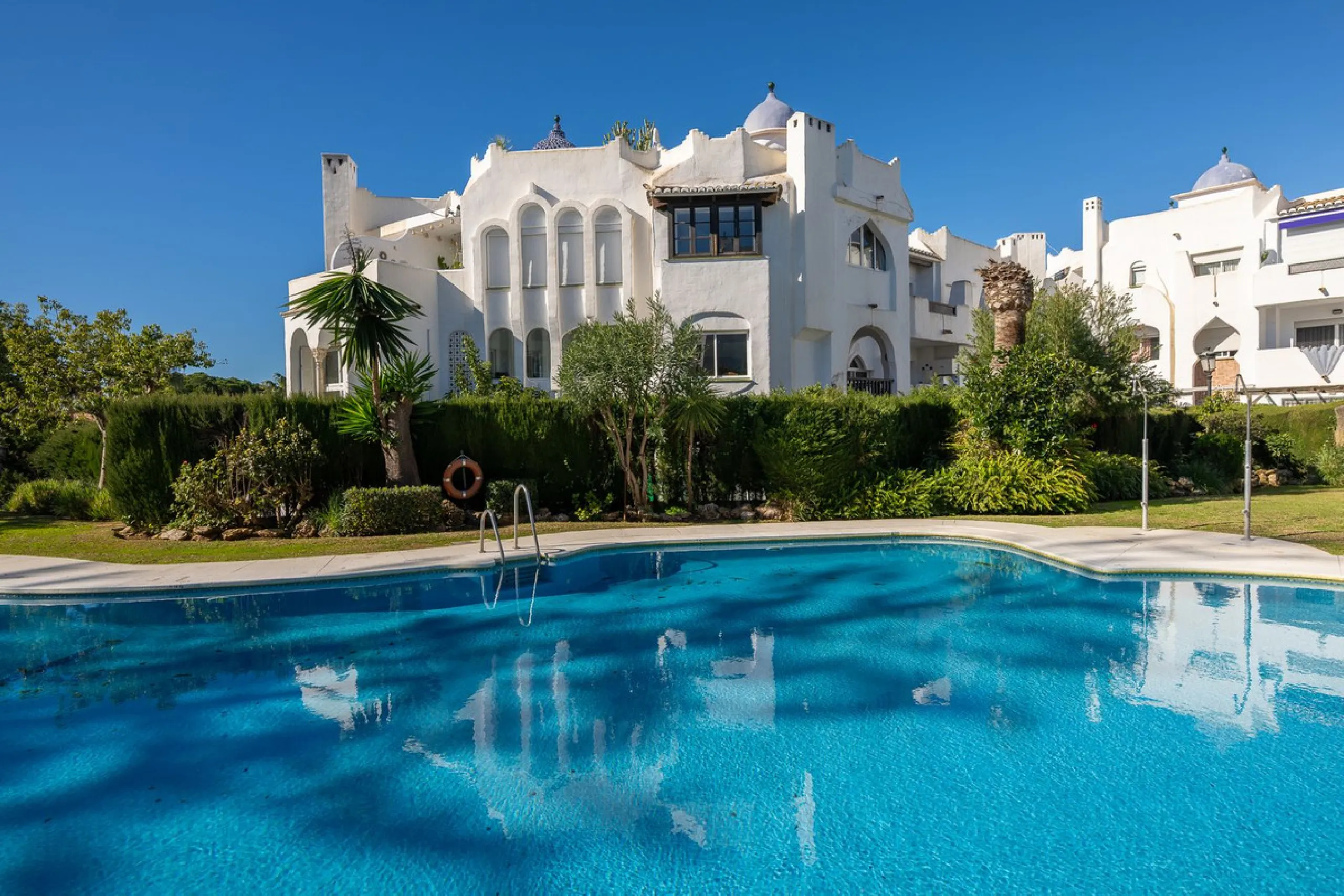 Beautifully Refurbished 2-Bedroom Apartment Located in the heart of Calahonda within the highly sought-after Centro Comercial El Zoco area, this beautifully refurbished 2-bedroom, 1-bathroom apartment offers the perfect blend of comfort, style, and conven