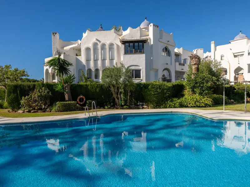 Beautifully Refurbished 2-Bedroom Apartment Located in the heart of Calahonda within the highly sought-after Centro Comercial El Zoco area, this beautifully refurbished 2-bedroom, 1-bathroom apartment offers the perfect blend of comfort, style, and conven