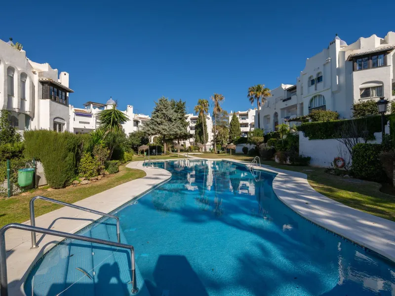 Beautifully Refurbished 2-Bedroom Apartment Located in the heart of Calahonda within the highly sought-after Centro Comercial El Zoco area, this beautifully refurbished 2-bedroom, 1-bathroom apartment offers the perfect blend of comfort, style, and conven