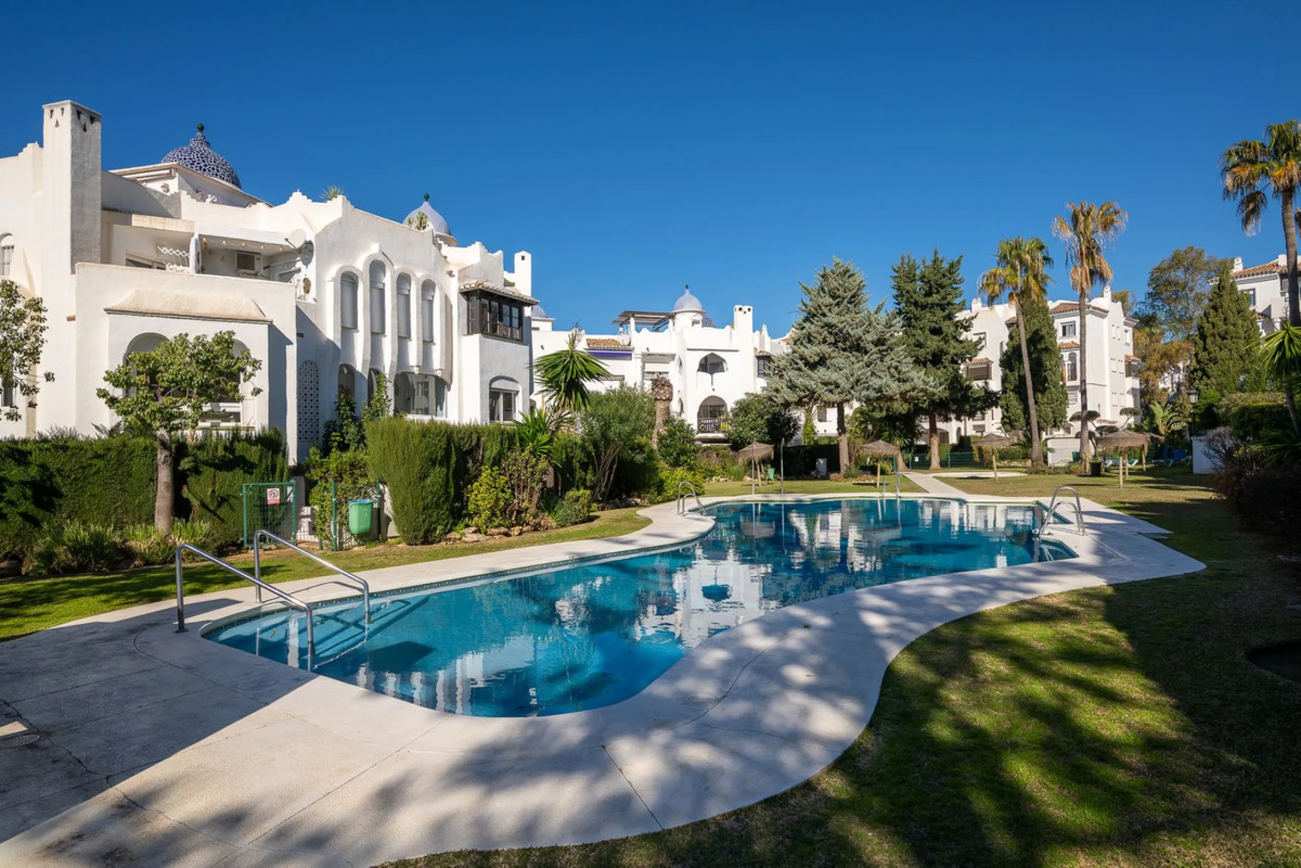 Beautifully Refurbished 2-Bedroom Apartment Located in the heart of Calahonda within the highly sought-after Centro Comercial El Zoco area, this beautifully refurbished 2-bedroom, 1-bathroom apartment offers the perfect blend of comfort, style, and conven