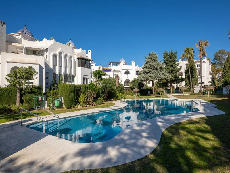 Beautifully Refurbished 2-Bedroom Apartment Located in the heart of Calahonda within the highly sought-after Centro Comercial El Zoco area, this beautifully refurbished 2-bedroom, 1-bathroom apartment offers the perfect blend of comfort, style, and conven