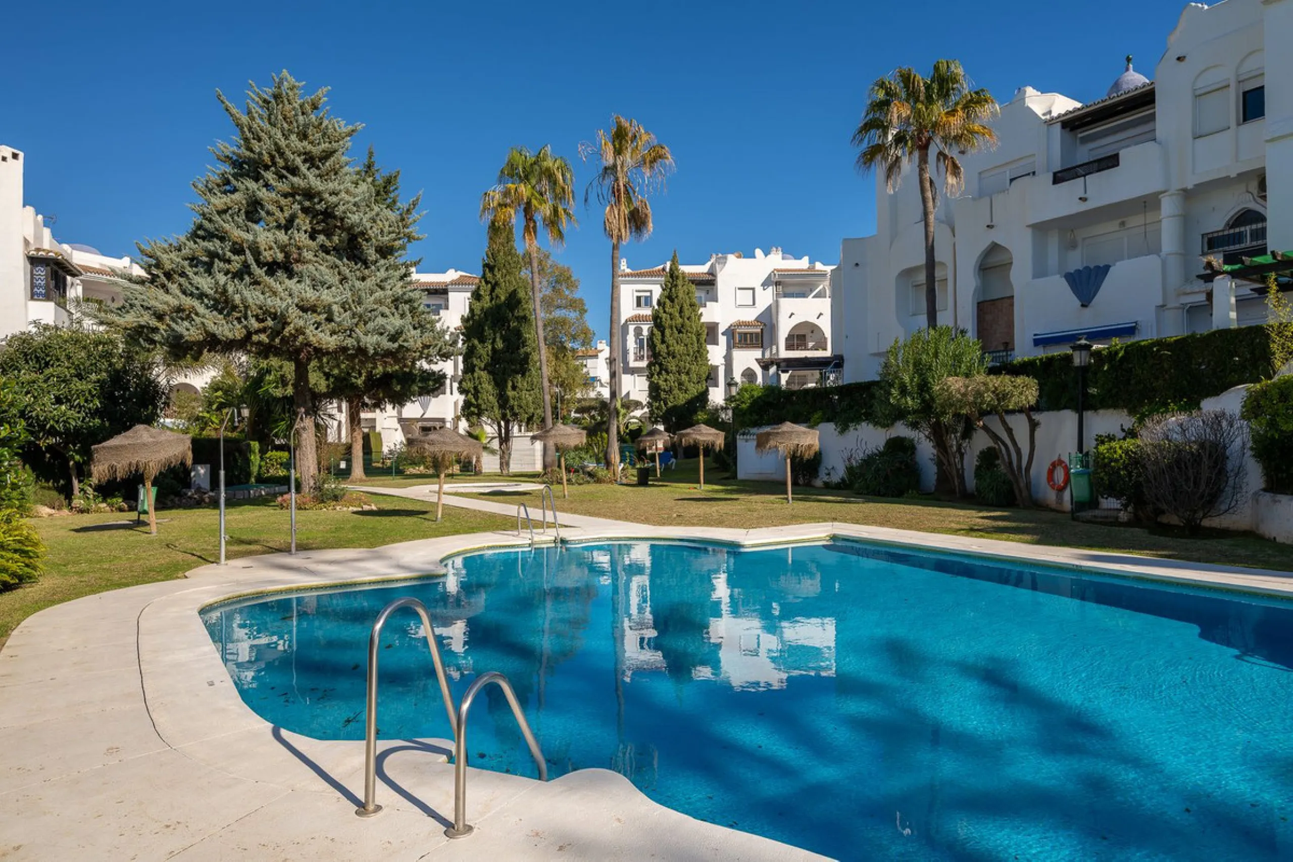 Beautifully Refurbished 2-Bedroom Apartment Located in the heart of Calahonda within the highly sought-after Centro Comercial El Zoco area, this beautifully refurbished 2-bedroom, 1-bathroom apartment offers the perfect blend of comfort, style, and conven