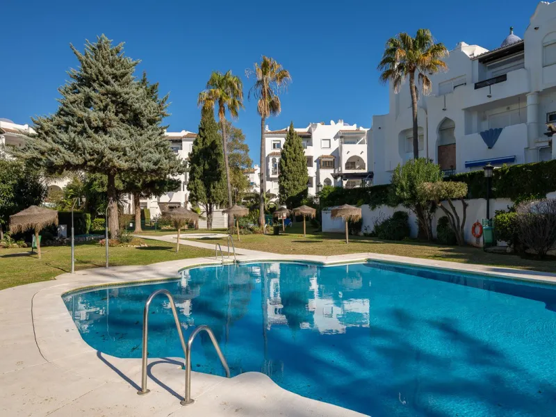 Beautifully Refurbished 2-Bedroom Apartment Located in the heart of Calahonda within the highly sought-after Centro Comercial El Zoco area, this beautifully refurbished 2-bedroom, 1-bathroom apartment offers the perfect blend of comfort, style, and conven