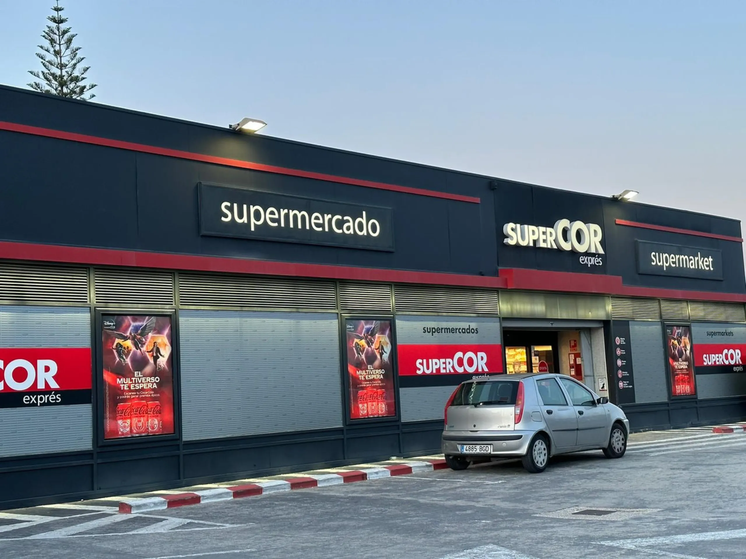 Commercial premises with rental income located on the Mediterranean Highway N-340, km 167, in Estepona (Málaga), Spain. The property is currently leased and operating as a SUPERCOR supermarket, representing a stable investment opportunity.
