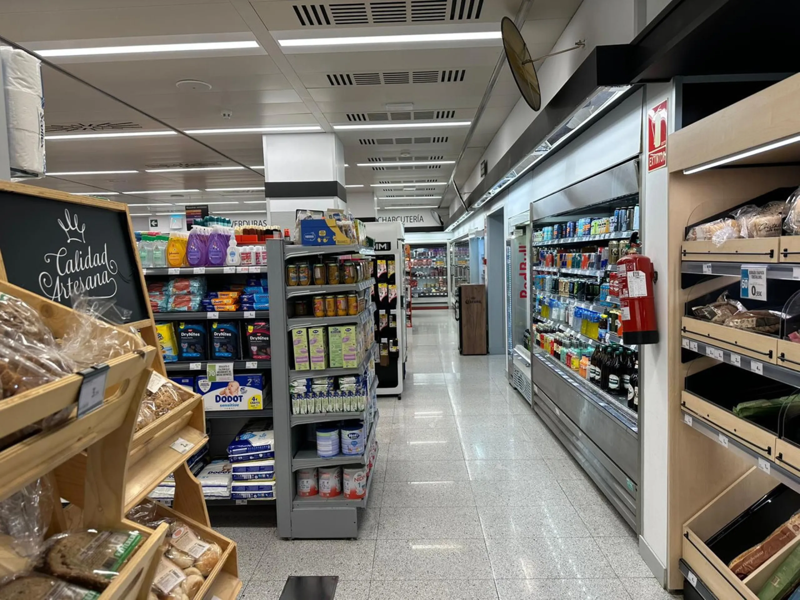 Commercial premises with rental income located on the Mediterranean Highway N-340, km 167, in Estepona (Málaga), Spain. The property is currently leased and operating as a SUPERCOR supermarket, representing a stable investment opportunity.