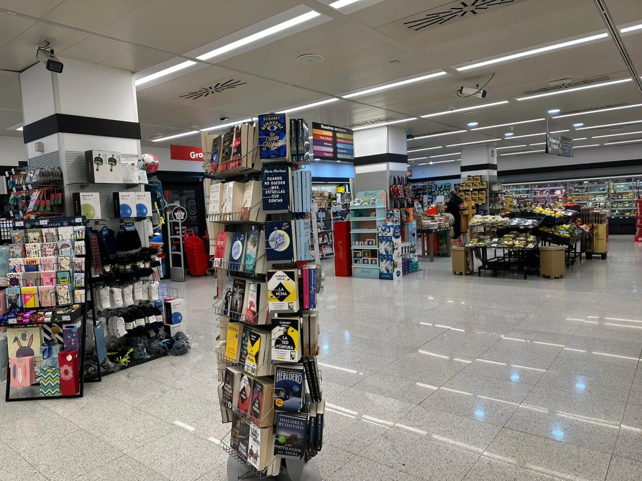 Commercial premises with rental income located on the Mediterranean Highway N-340, km 167, in Estepona (Málaga), Spain. The property is currently leased and operating as a SUPERCOR supermarket, representing a stable investment opportunity.