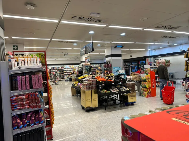 Commercial premises with rental income located on the Mediterranean Highway N-340, km 167, in Estepona (Málaga), Spain. The property is currently leased and operating as a SUPERCOR supermarket, representing a stable investment opportunity.