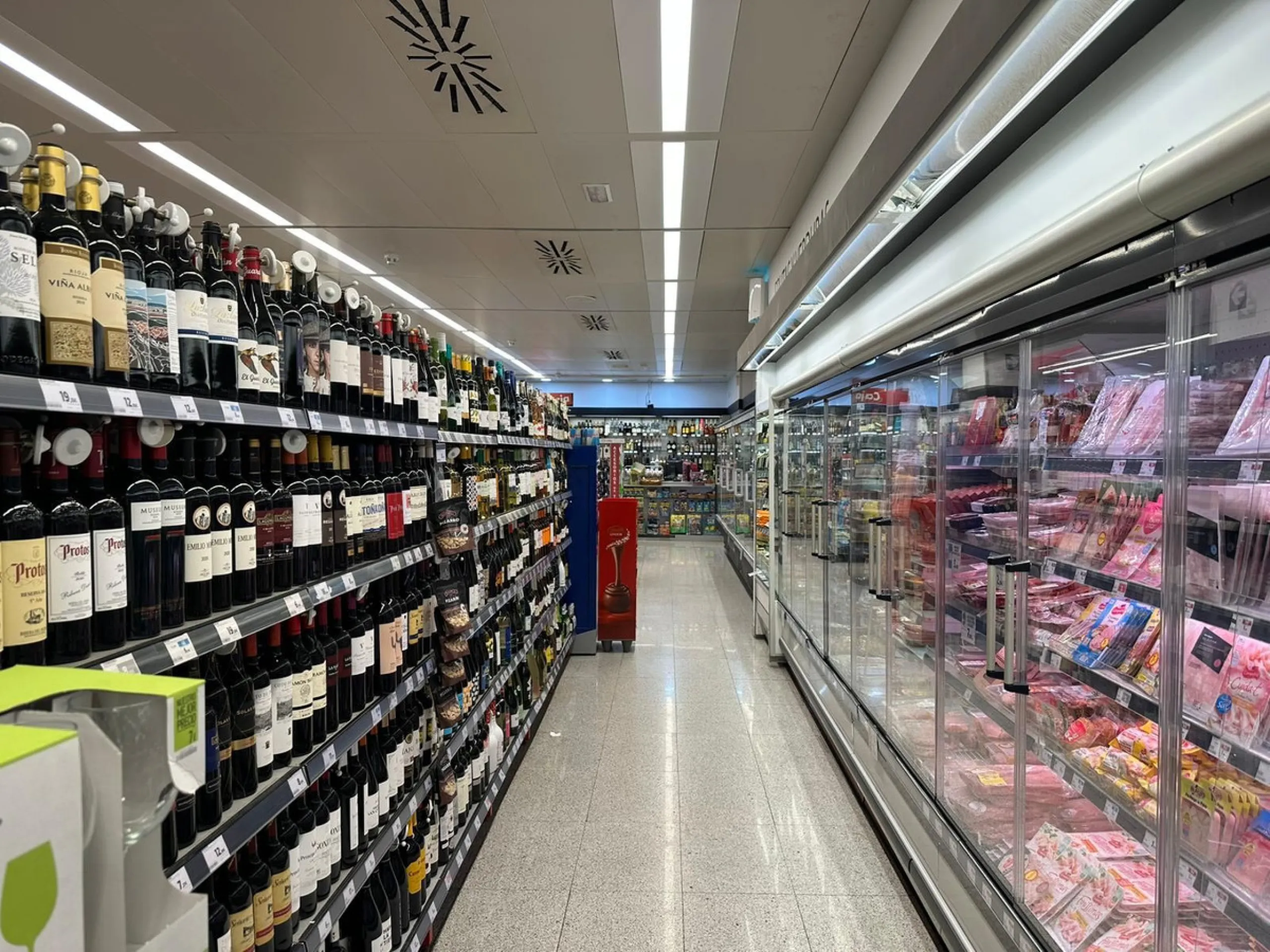Commercial premises with rental income located on the Mediterranean Highway N-340, km 167, in Estepona (Málaga), Spain. The property is currently leased and operating as a SUPERCOR supermarket, representing a stable investment opportunity.