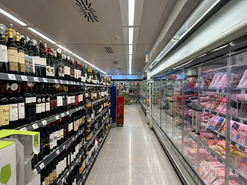 Commercial premises with rental income located on the Mediterranean Highway N-340, km 167, in Estepona (Málaga), Spain. The property is currently leased and operating as a SUPERCOR supermarket, representing a stable investment opportunity.