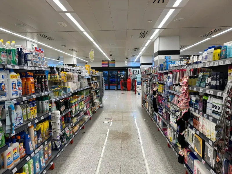 Commercial premises with rental income located on the Mediterranean Highway N-340, km 167, in Estepona (Málaga), Spain. The property is currently leased and operating as a SUPERCOR supermarket, representing a stable investment opportunity.