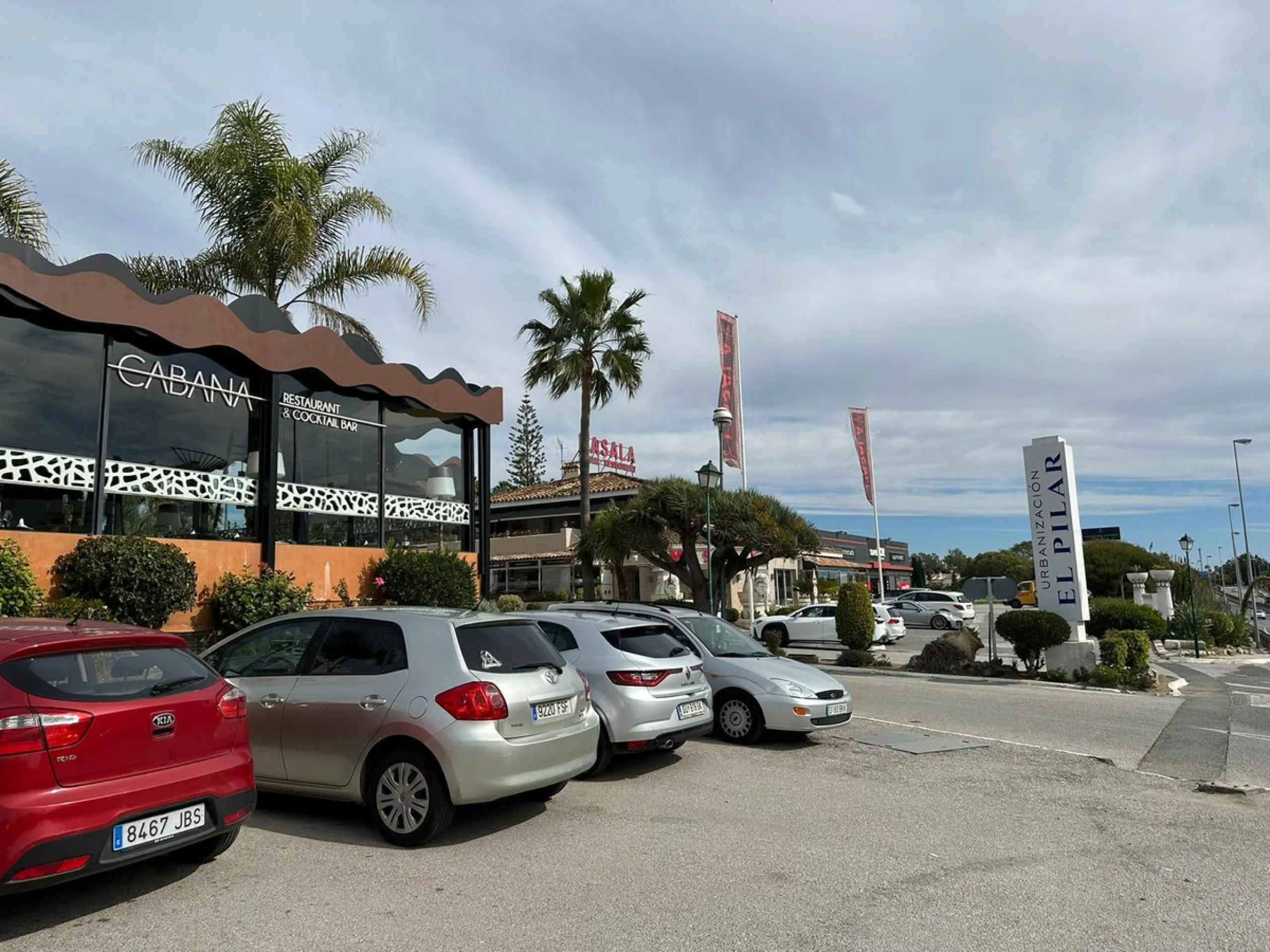 Commercial premises with rental income located on the Mediterranean Highway N-340, km 167, in Estepona (Málaga), Spain. The property is currently leased and operating as a SUPERCOR supermarket, representing a stable investment opportunity.