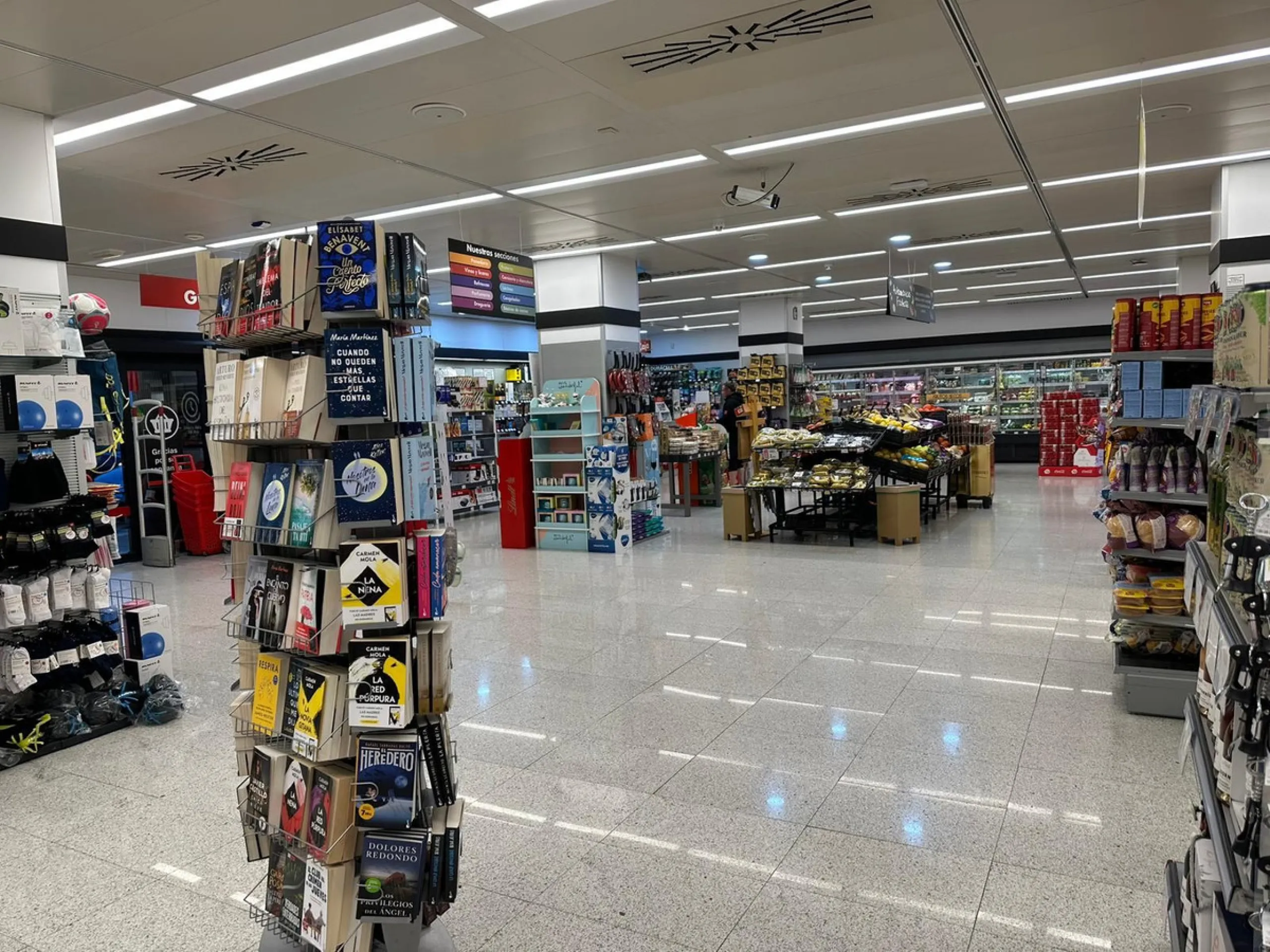 Commercial premises with rental income located on the Mediterranean Highway N-340, km 167, in Estepona (Málaga), Spain. The property is currently leased and operating as a SUPERCOR supermarket, representing a stable investment opportunity.