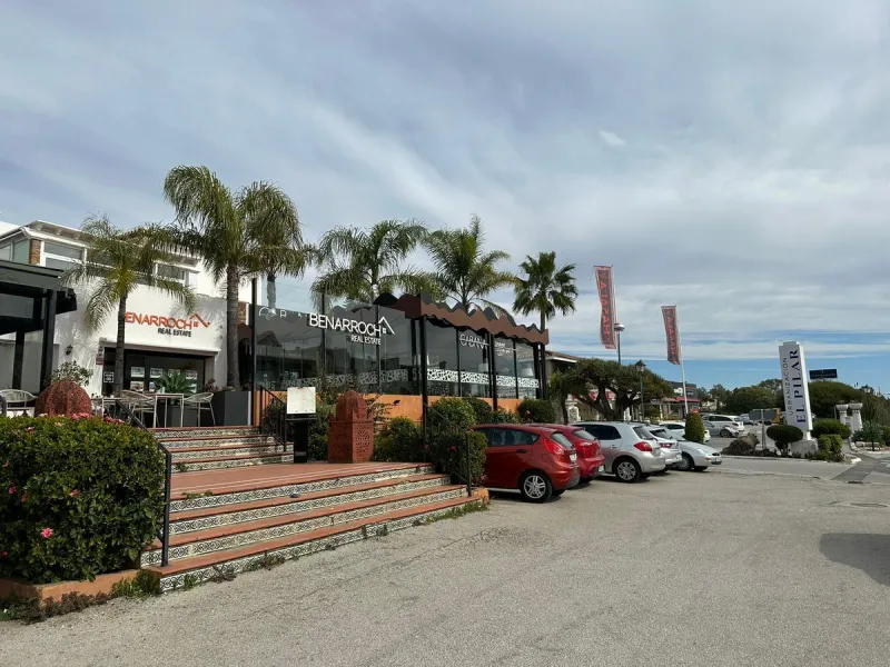 Commercial premises with rental income located on the Mediterranean Highway N-340, km 167, in Estepona (Málaga), Spain. The property is currently leased and operating as a SUPERCOR supermarket, representing a stable investment opportunity.