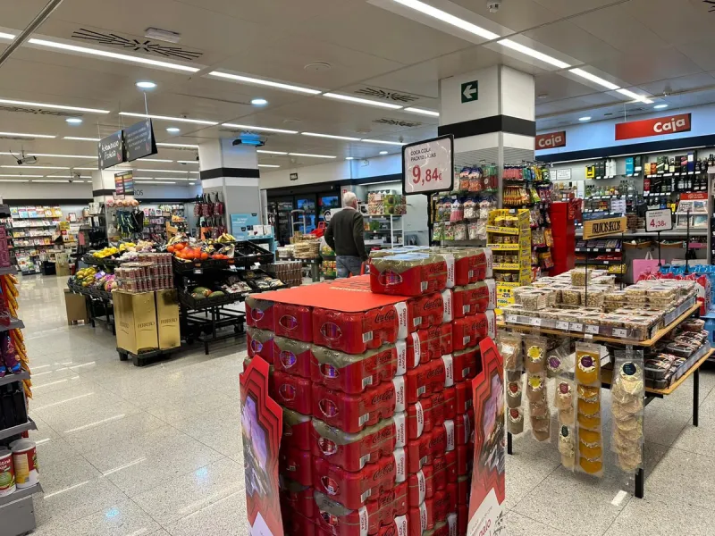 Commercial premises with rental income located on the Mediterranean Highway N-340, km 167, in Estepona (Málaga), Spain. The property is currently leased and operating as a SUPERCOR supermarket, representing a stable investment opportunity.
