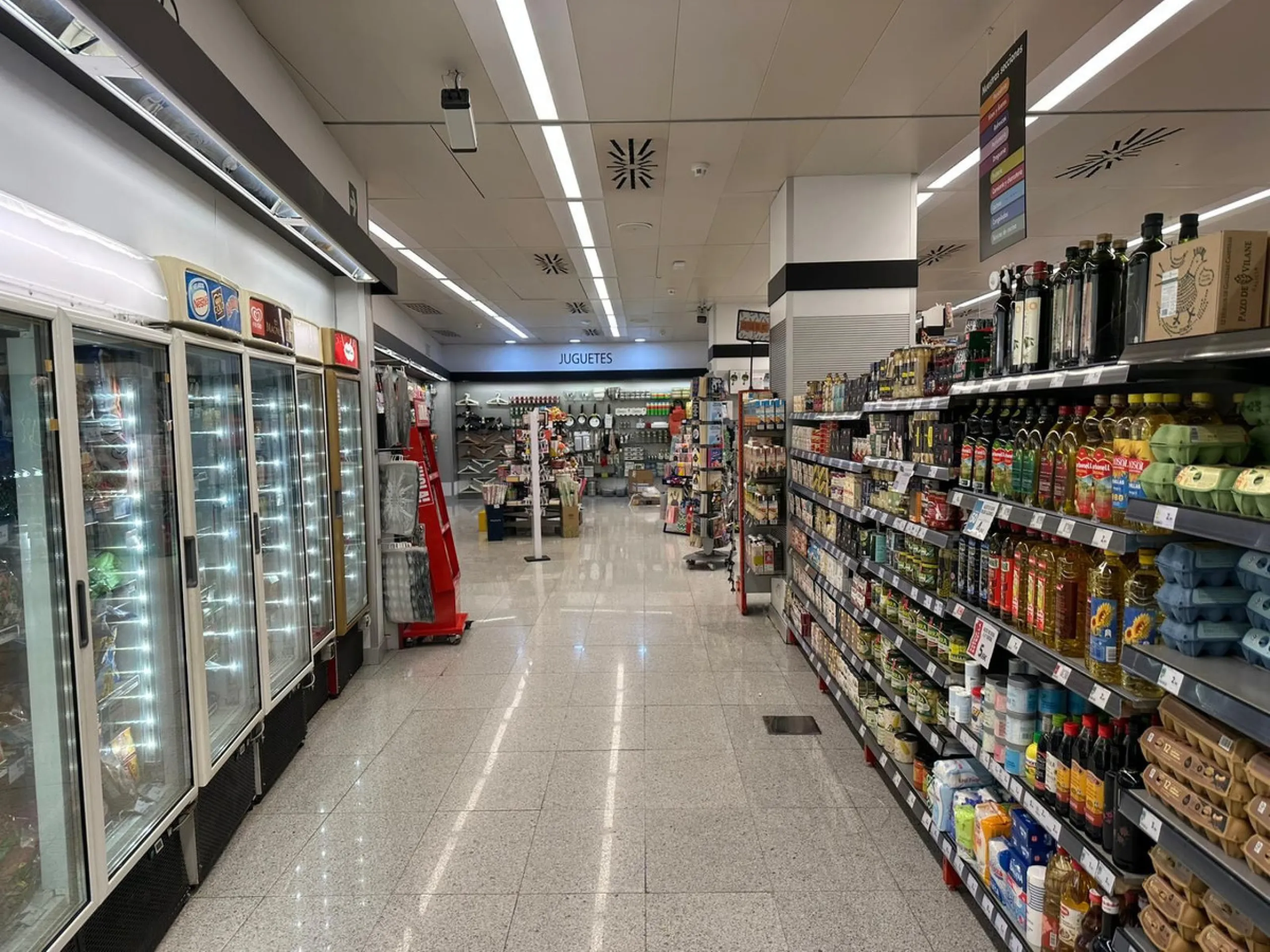 Commercial premises with rental income located on the Mediterranean Highway N-340, km 167, in Estepona (Málaga), Spain. The property is currently leased and operating as a SUPERCOR supermarket, representing a stable investment opportunity.