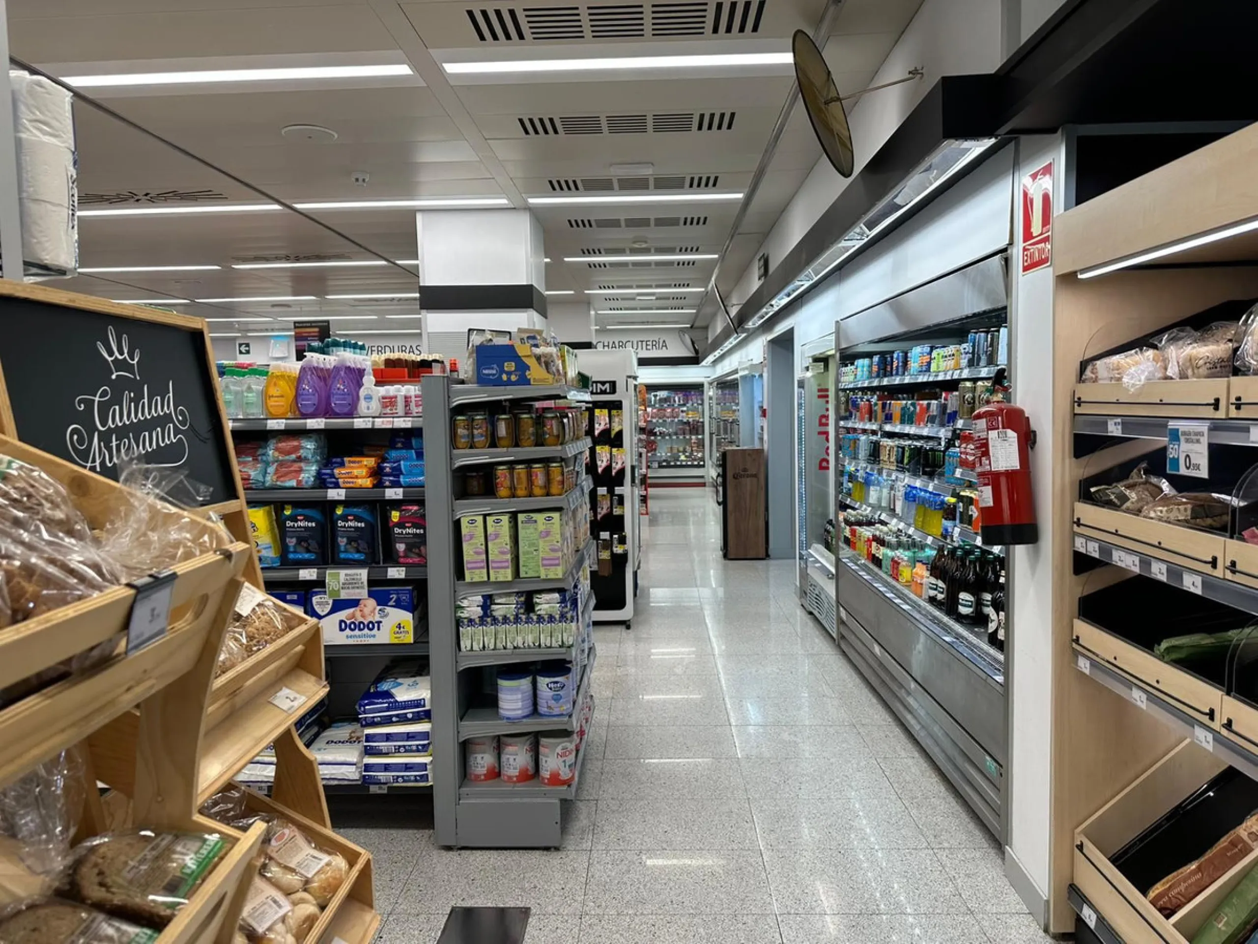 Commercial premises with rental income located on the Mediterranean Highway N-340, km 167, in Estepona (Málaga), Spain. The property is currently leased and operating as a SUPERCOR supermarket, representing a stable investment opportunity.