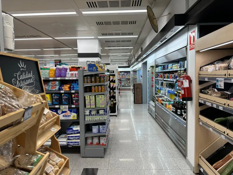 Commercial premises with rental income located on the Mediterranean Highway N-340, km 167, in Estepona (Málaga), Spain. The property is currently leased and operating as a SUPERCOR supermarket, representing a stable investment opportunity.