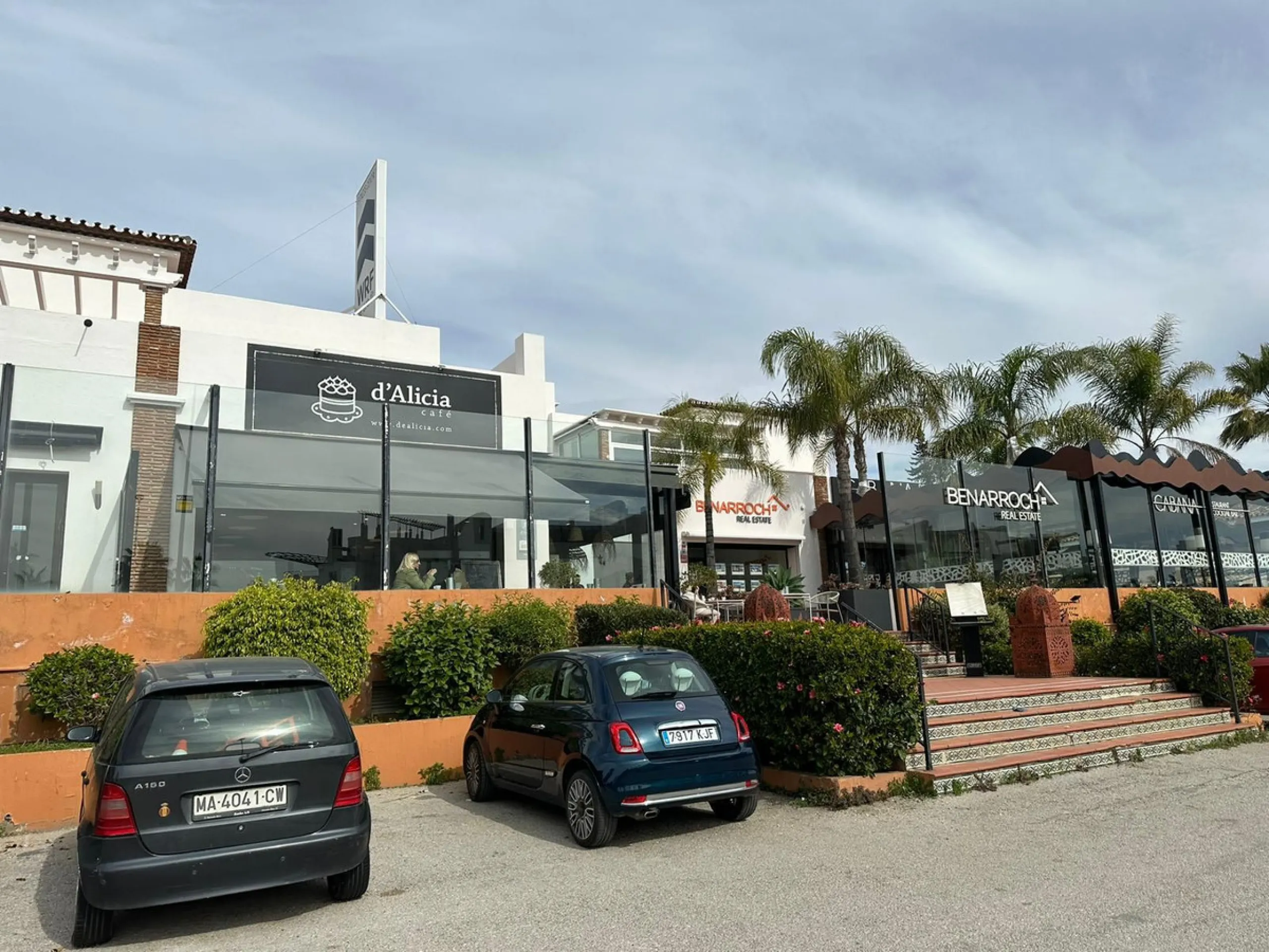 Commercial premises with rental income located on the Mediterranean Highway N-340, km 167, in Estepona (Málaga), Spain. The property is currently leased and operating as a SUPERCOR supermarket, representing a stable investment opportunity.