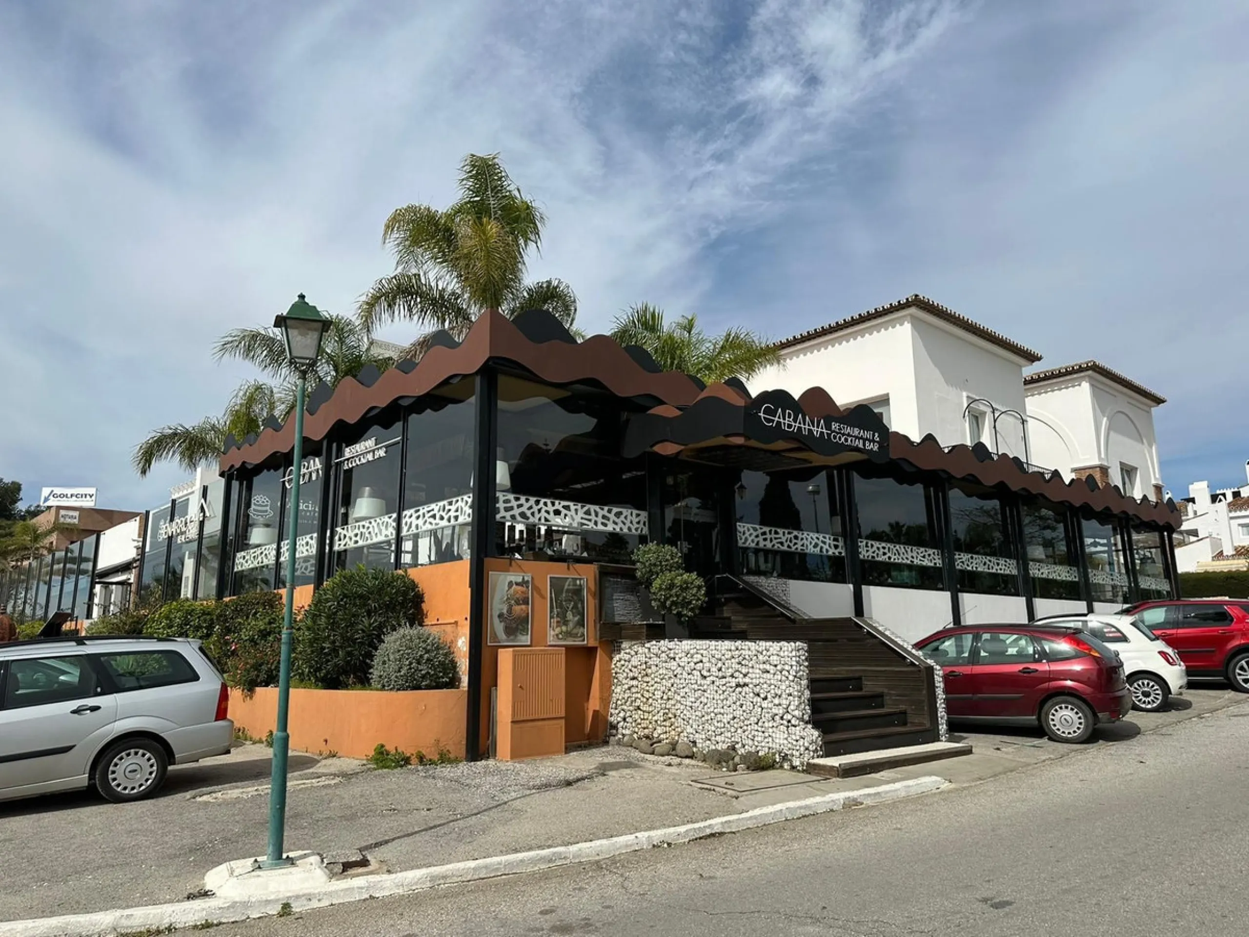 Commercial premises with rental income located on the Mediterranean Highway N-340, km 167, in Estepona (Málaga), Spain. The property is currently leased and operating as a SUPERCOR supermarket, representing a stable investment opportunity.