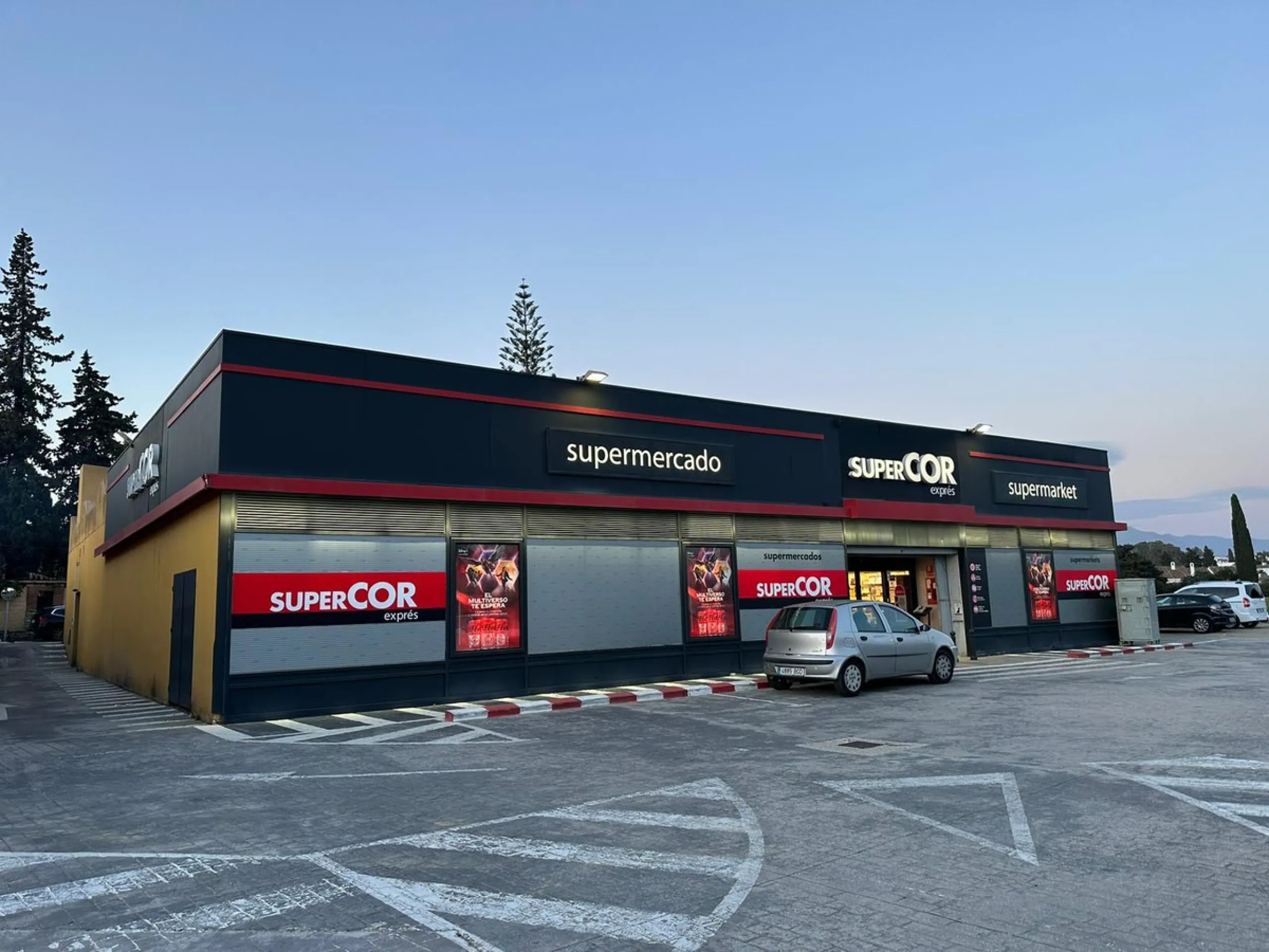 Commercial premises with rental income located on the Mediterranean Highway N-340, km 167, in Estepona (Málaga), Spain. The property is currently leased and operating as a SUPERCOR supermarket, representing a stable investment opportunity.