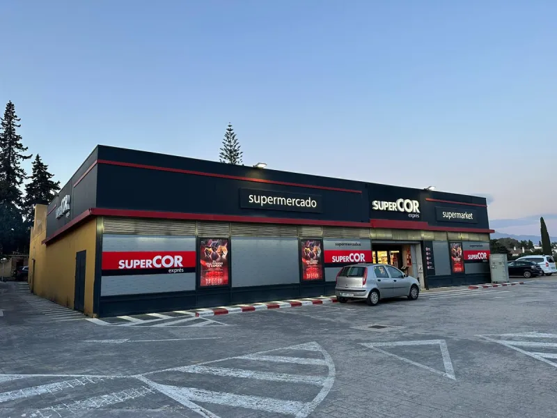 Commercial premises with rental income located on the Mediterranean Highway N-340, km 167, in Estepona (Málaga), Spain. The property is currently leased and operating as a SUPERCOR supermarket, representing a stable investment opportunity.
