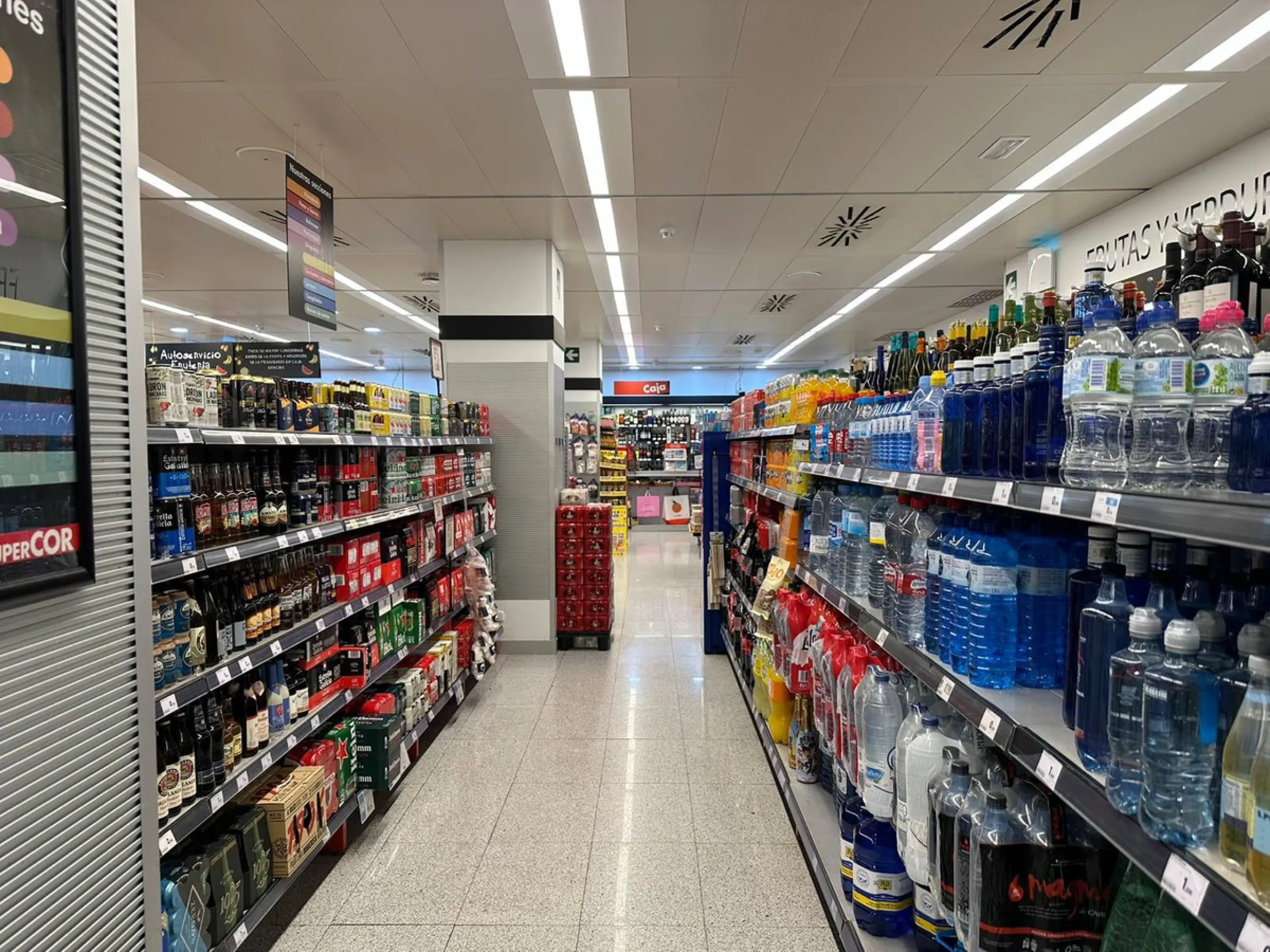 Commercial premises with rental income located on the Mediterranean Highway N-340, km 167, in Estepona (Málaga), Spain. The property is currently leased and operating as a SUPERCOR supermarket, representing a stable investment opportunity.
