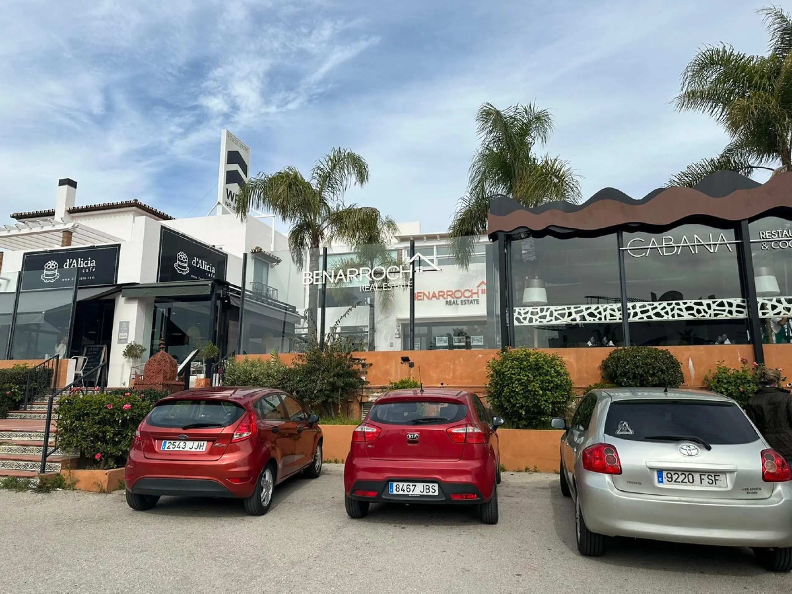 Commercial premises with rental income located on the Mediterranean Highway N-340, km 167, in Estepona (Málaga), Spain. The property is currently leased and operating as a SUPERCOR supermarket, representing a stable investment opportunity.