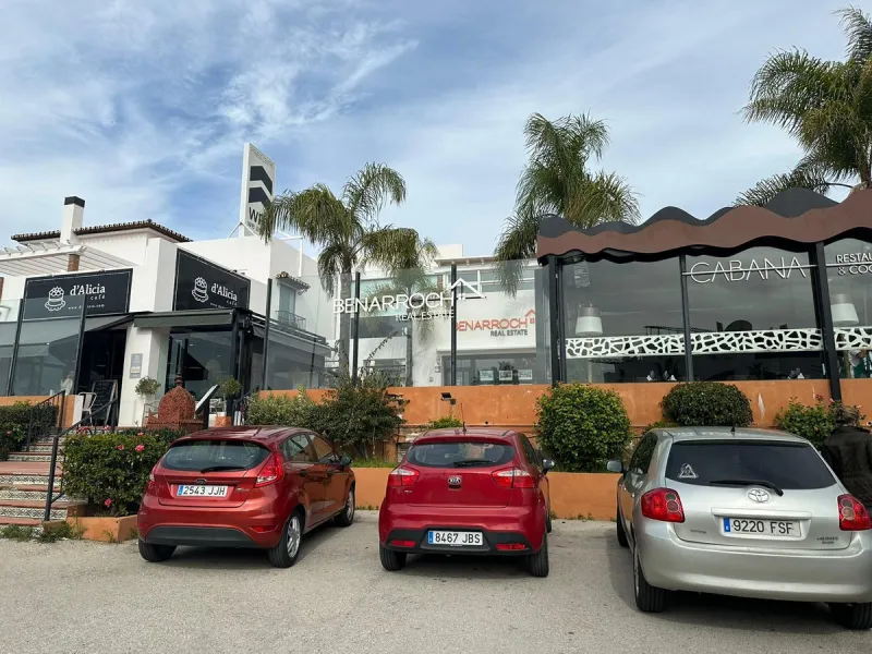 Commercial premises with rental income located on the Mediterranean Highway N-340, km 167, in Estepona (Málaga), Spain. The property is currently leased and operating as a SUPERCOR supermarket, representing a stable investment opportunity.