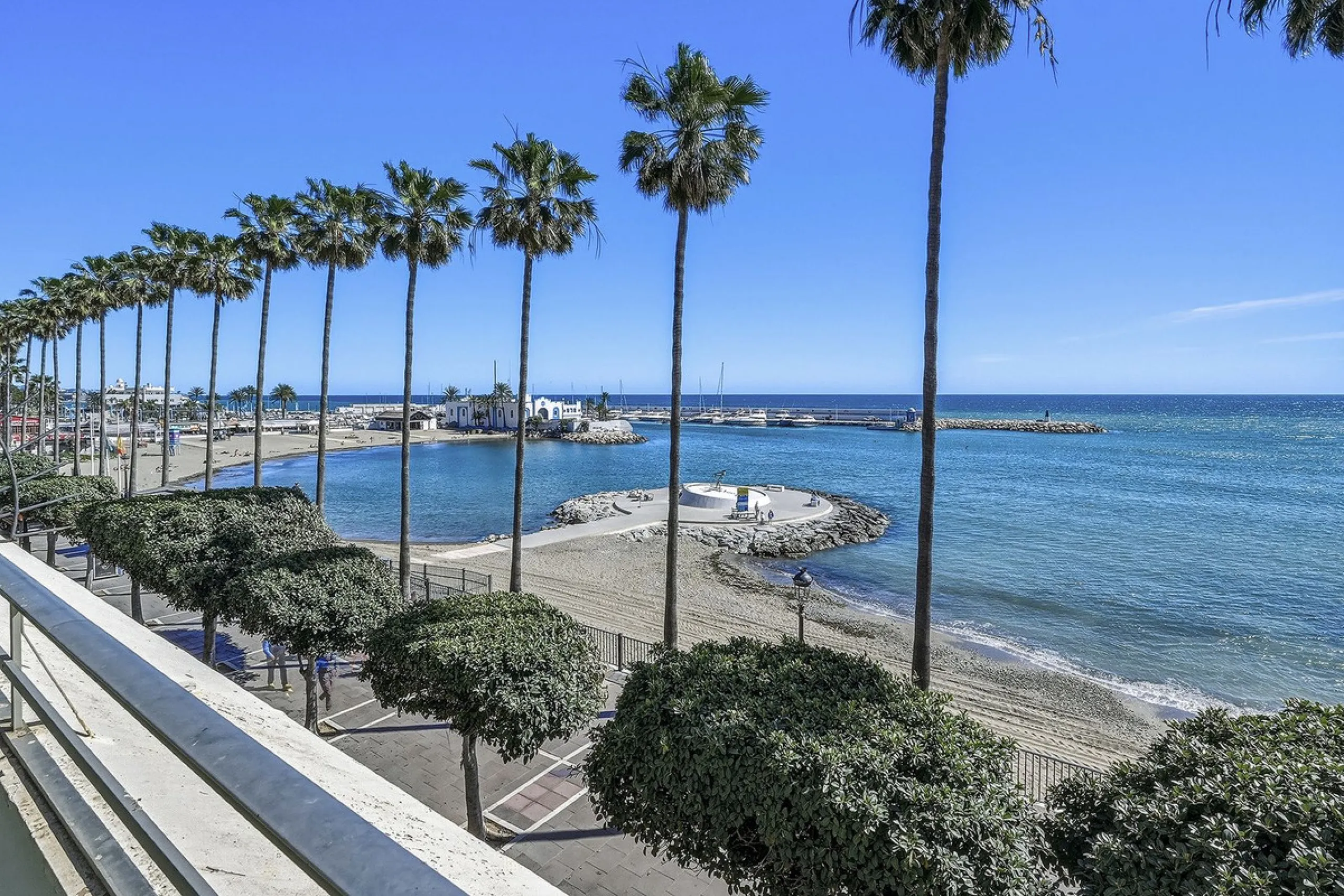 Apartment - Penthouse в продаже в Marbella, Málaga. В доме 5 спален и 3 ванных комнат. Площадь дома 215 м²
