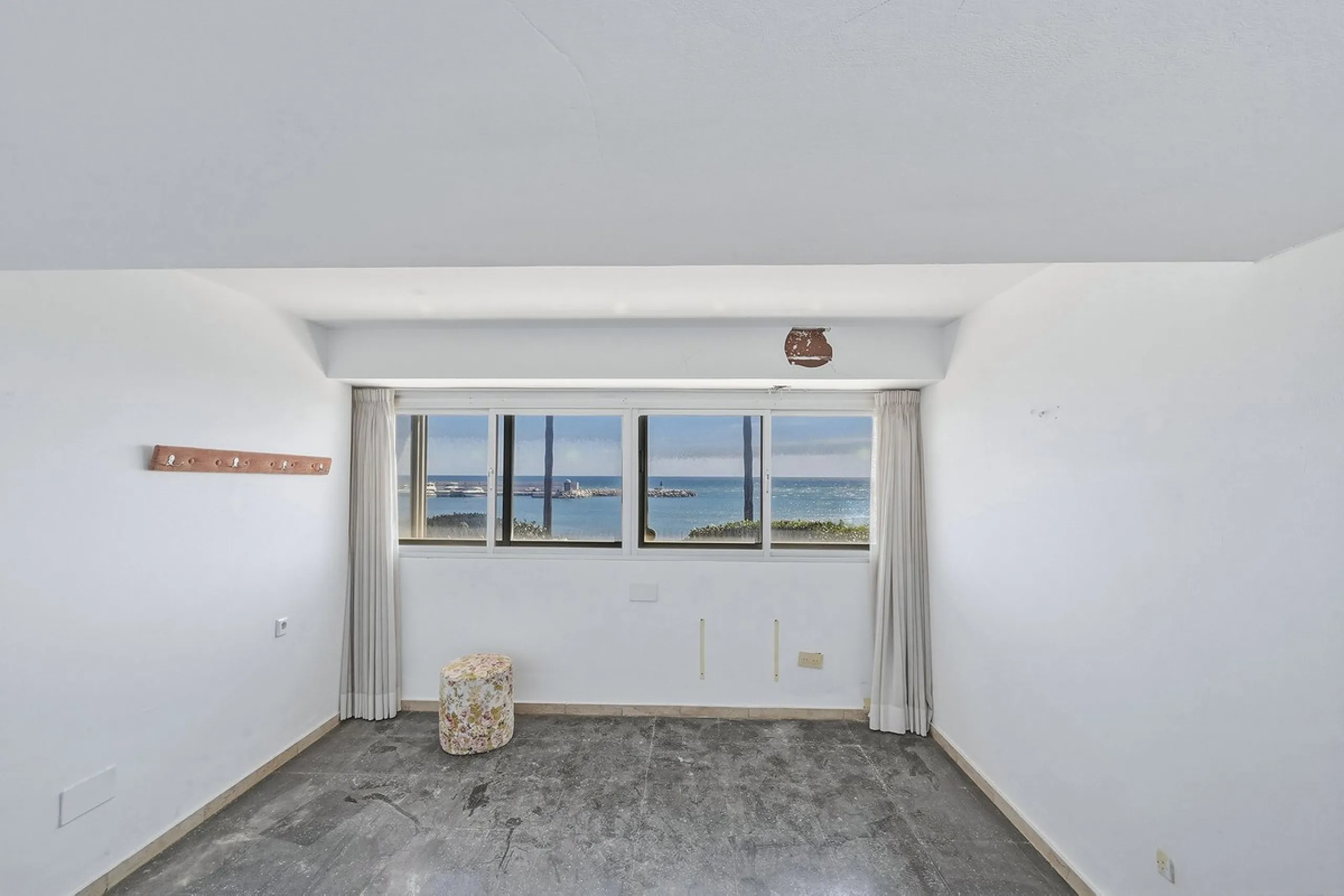 Apartment - Penthouse в продаже в Marbella, Málaga. В доме 5 спален и 3 ванных комнат. Площадь дома 215 м²