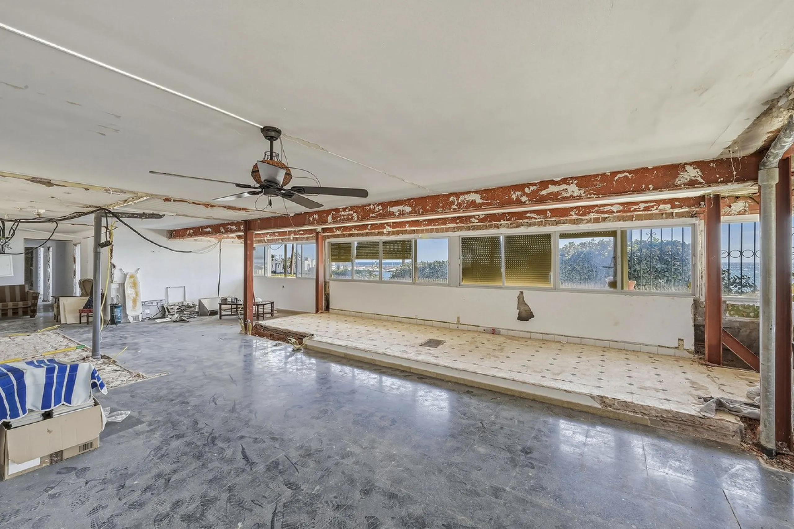 Apartment - Penthouse в продаже в Marbella, Málaga. В доме 5 спален и 3 ванных комнат. Площадь дома 215 м²