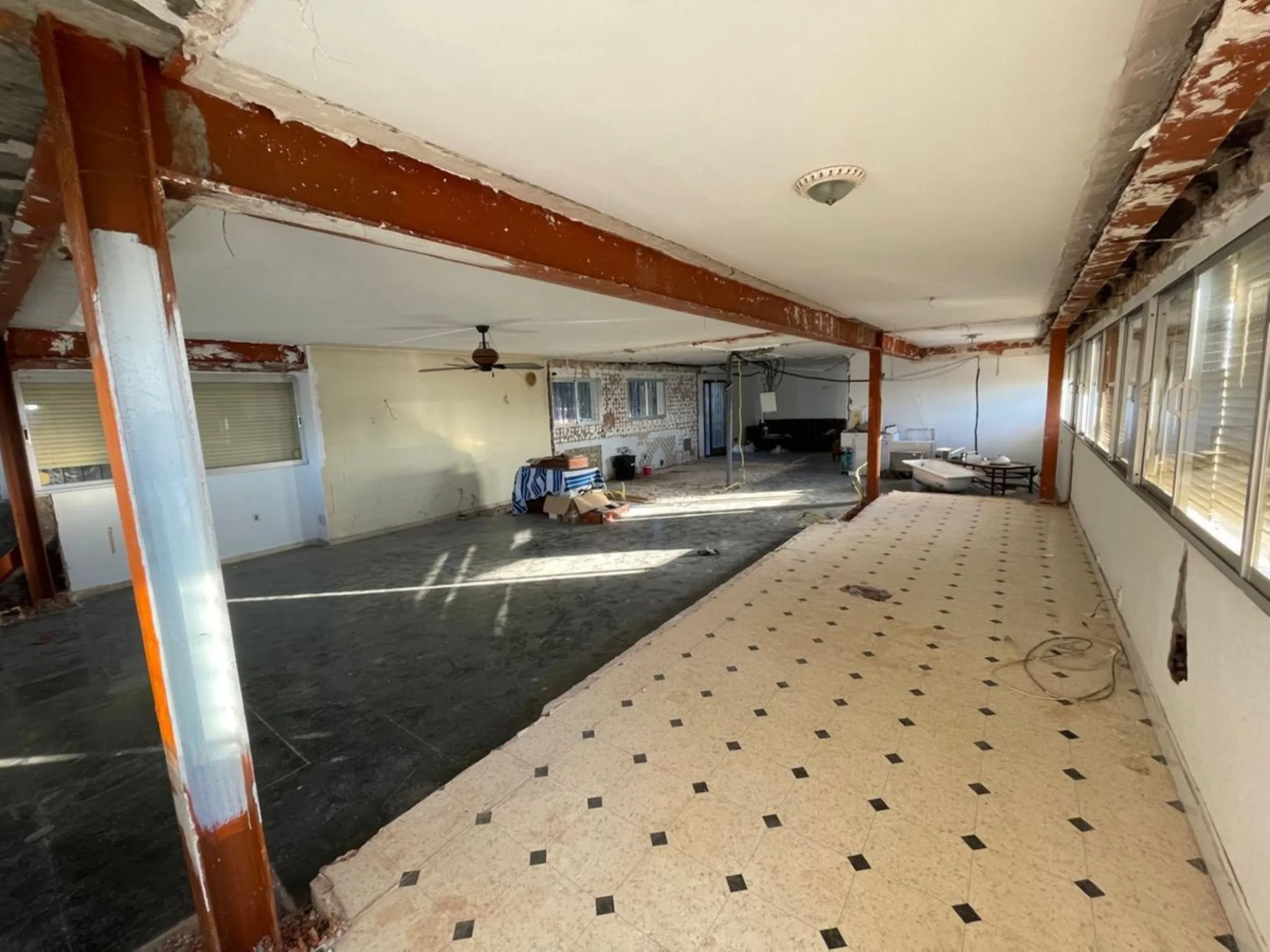 Apartment - Penthouse в продаже в Marbella, Málaga. В доме 5 спален и 3 ванных комнат. Площадь дома 215 м²
