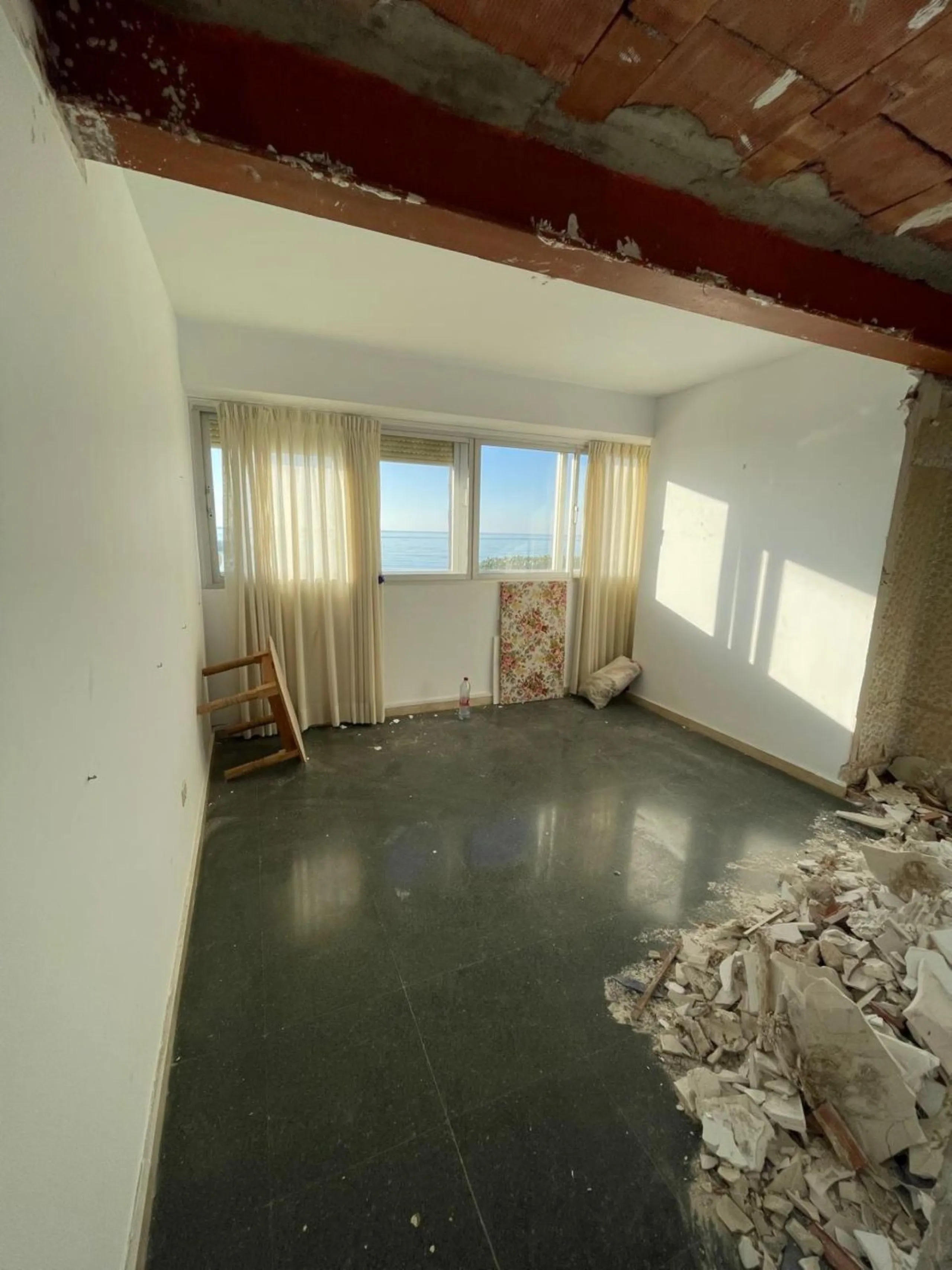 Apartment - Penthouse в продаже в Marbella, Málaga. В доме 5 спален и 3 ванных комнат. Площадь дома 215 м²