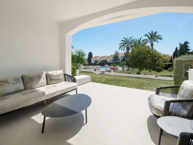 This beautifully refurbished 3 bedroom apartment has been finished to the highest standarts , with interior design by one of Spains leading designers.The property enjoys an excellent south-facing orientation , proving abundant natural light thru out the d
