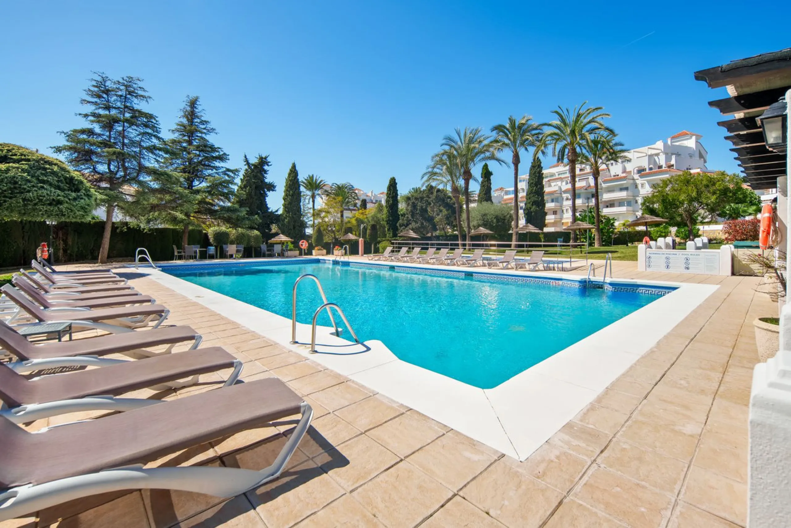 This beautifully refurbished 3 bedroom apartment has been finished to the highest standarts , with interior design by one of Spains leading designers.The property enjoys an excellent south-facing orientation , proving abundant natural light thru out the d