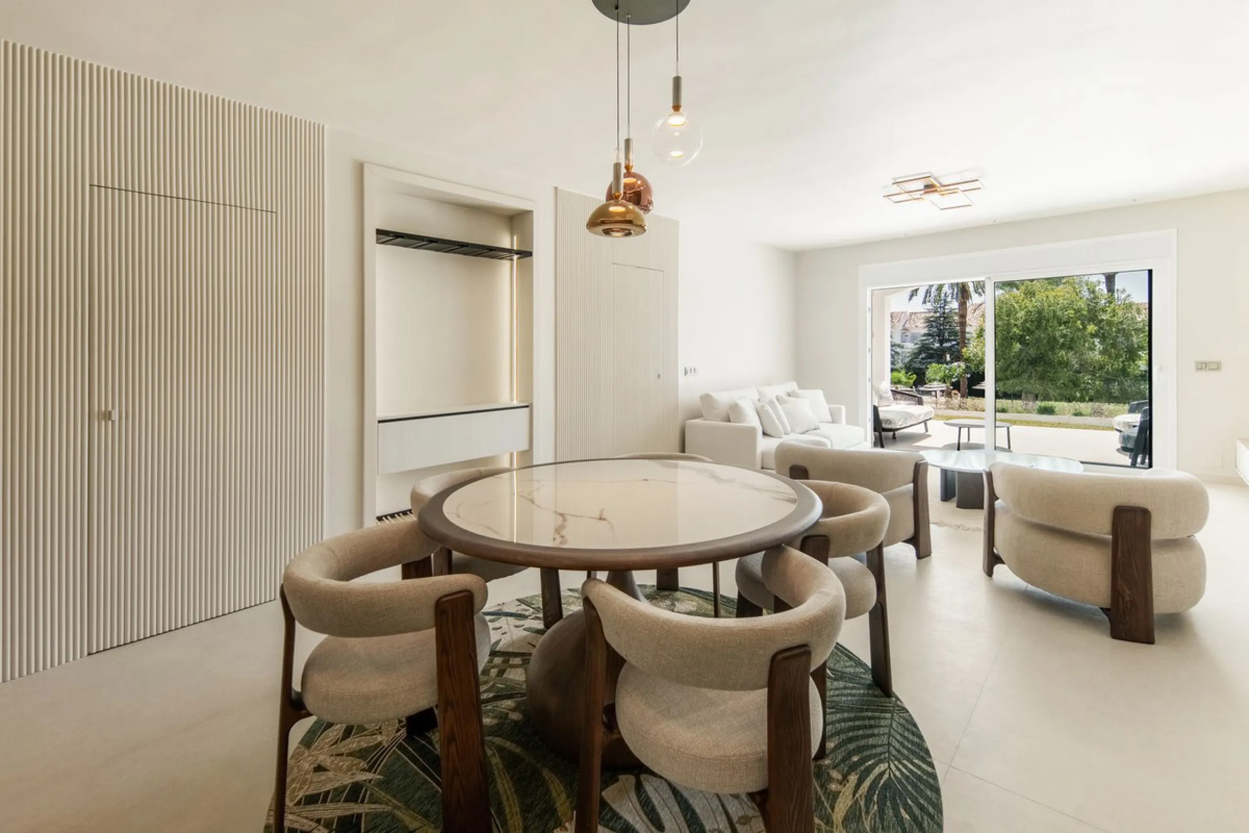 This beautifully refurbished 3 bedroom apartment has been finished to the highest standarts , with interior design by one of Spains leading designers.The property enjoys an excellent south-facing orientation , proving abundant natural light thru out the d