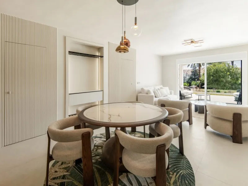 This beautifully refurbished 3 bedroom apartment has been finished to the highest standarts , with interior design by one of Spains leading designers.The property enjoys an excellent south-facing orientation , proving abundant natural light thru out the d