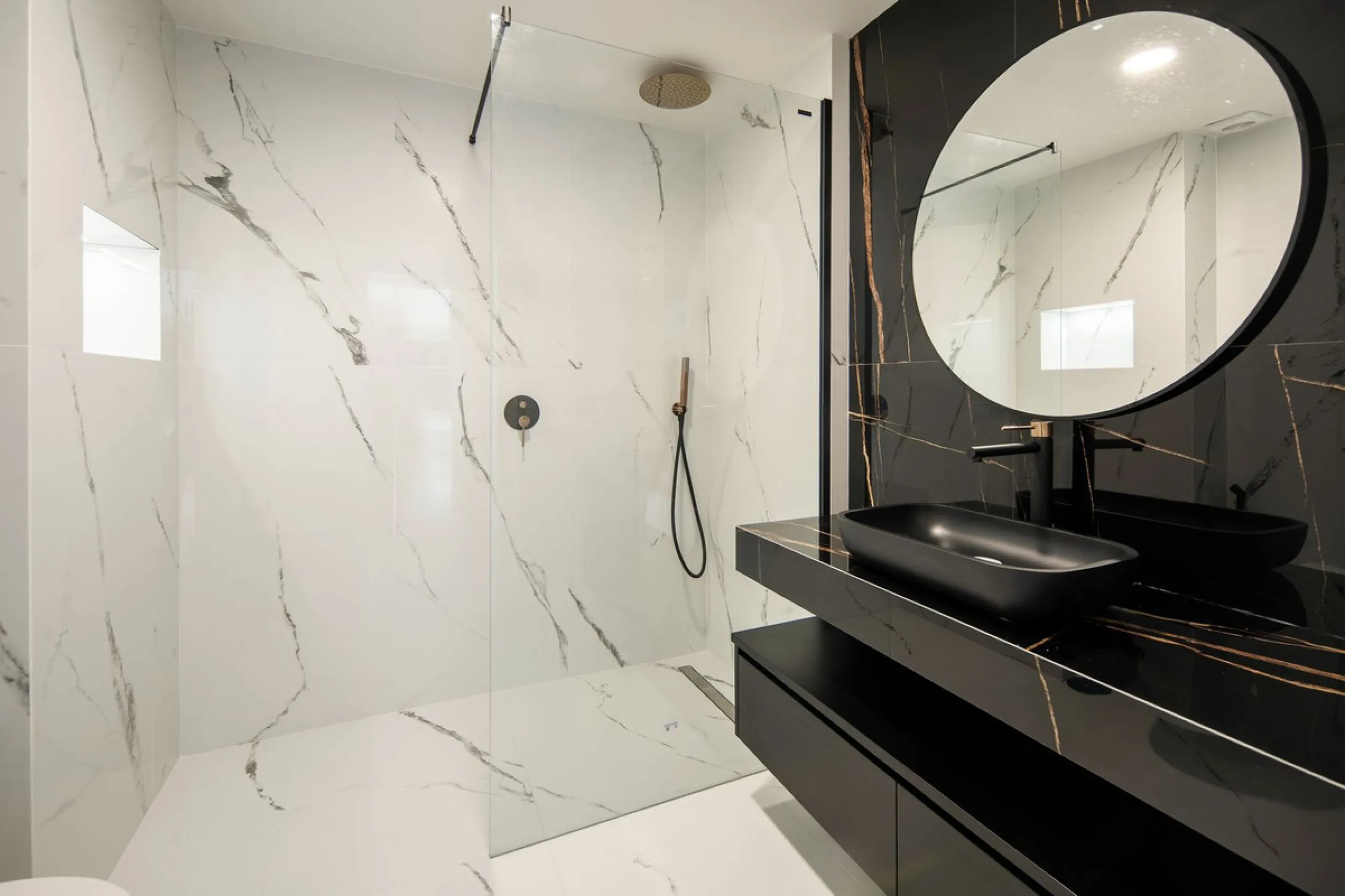 This beautifully refurbished 3 bedroom apartment has been finished to the highest standarts , with interior design by one of Spains leading designers.The property enjoys an excellent south-facing orientation , proving abundant natural light thru out the d