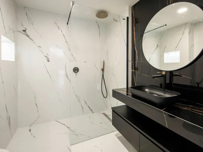 This beautifully refurbished 3 bedroom apartment has been finished to the highest standarts , with interior design by one of Spains leading designers.The property enjoys an excellent south-facing orientation , proving abundant natural light thru out the d