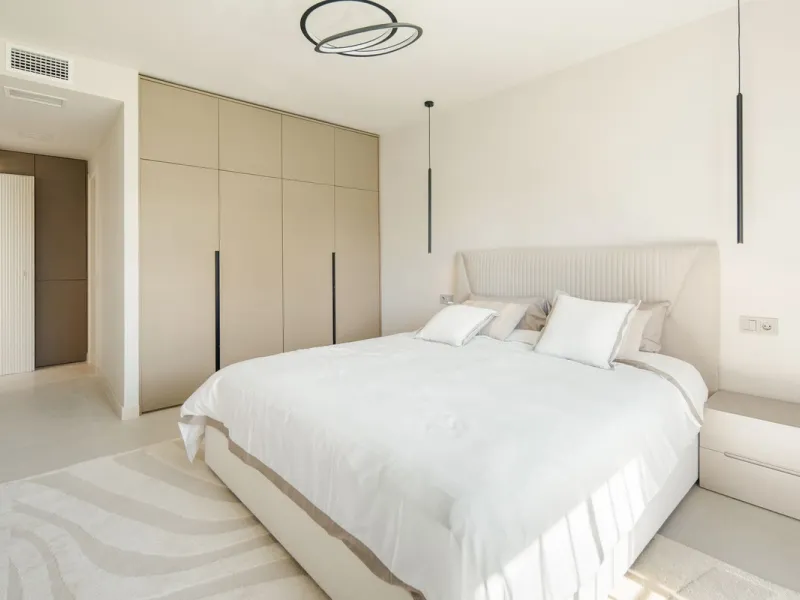 This beautifully refurbished 3 bedroom apartment has been finished to the highest standarts , with interior design by one of Spains leading designers.The property enjoys an excellent south-facing orientation , proving abundant natural light thru out the d