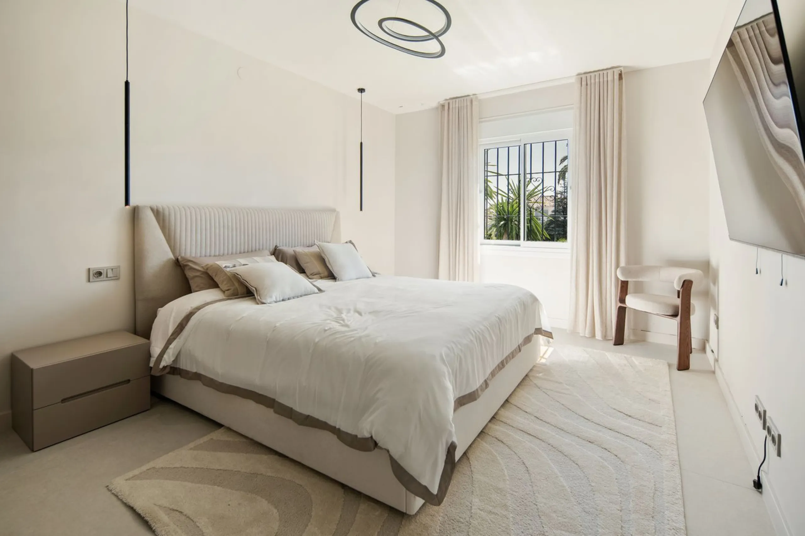 This beautifully refurbished 3 bedroom apartment has been finished to the highest standarts , with interior design by one of Spains leading designers.The property enjoys an excellent south-facing orientation , proving abundant natural light thru out the d