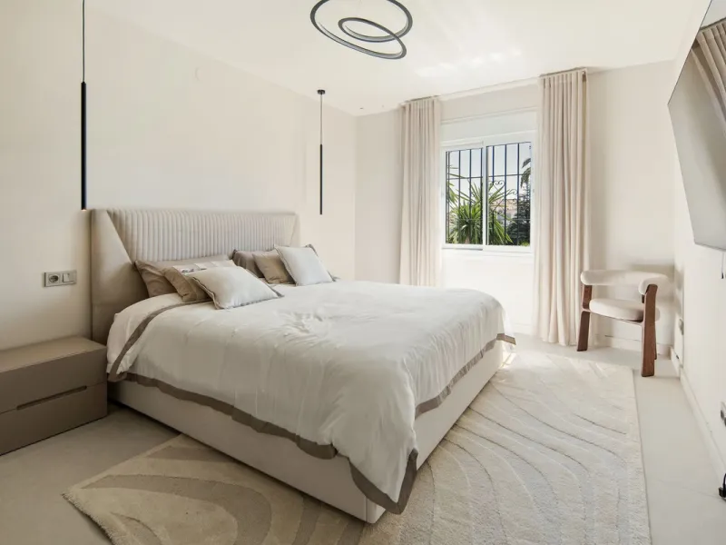 This beautifully refurbished 3 bedroom apartment has been finished to the highest standarts , with interior design by one of Spains leading designers.The property enjoys an excellent south-facing orientation , proving abundant natural light thru out the d