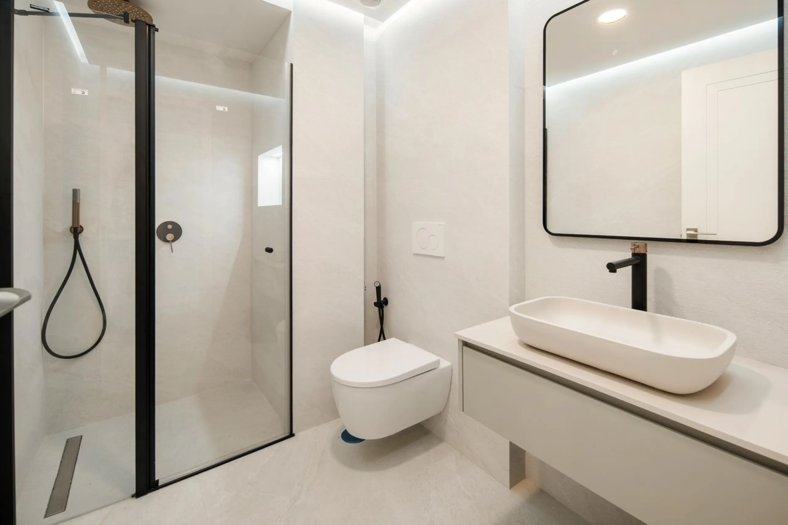 This beautifully refurbished 3 bedroom apartment has been finished to the highest standarts , with interior design by one of Spains leading designers.The property enjoys an excellent south-facing orientation , proving abundant natural light thru out the d