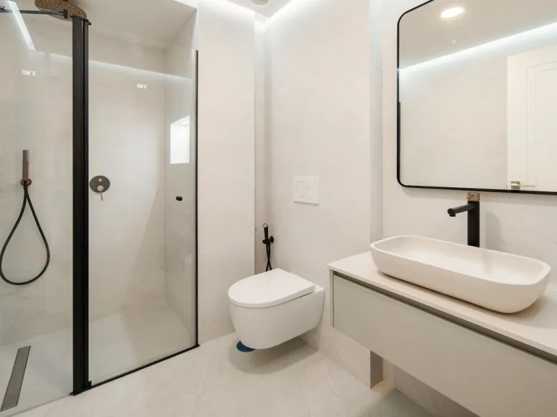 This beautifully refurbished 3 bedroom apartment has been finished to the highest standarts , with interior design by one of Spains leading designers.The property enjoys an excellent south-facing orientation , proving abundant natural light thru out the d
