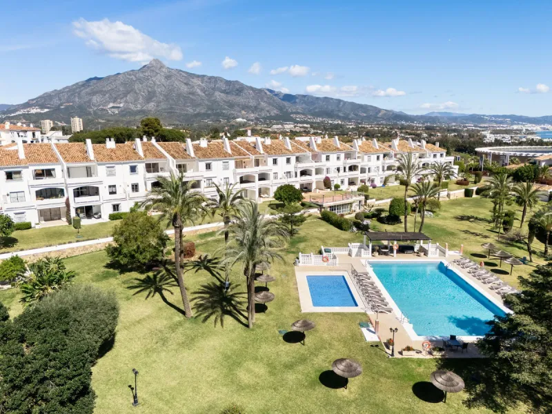 This beautifully refurbished 3 bedroom apartment has been finished to the highest standarts , with interior design by one of Spains leading designers.The property enjoys an excellent south-facing orientation , proving abundant natural light thru out the d
