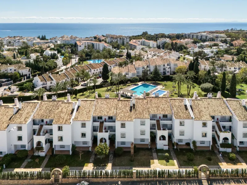 This beautifully refurbished 3 bedroom apartment has been finished to the highest standarts , with interior design by one of Spains leading designers.The property enjoys an excellent south-facing orientation , proving abundant natural light thru out the d